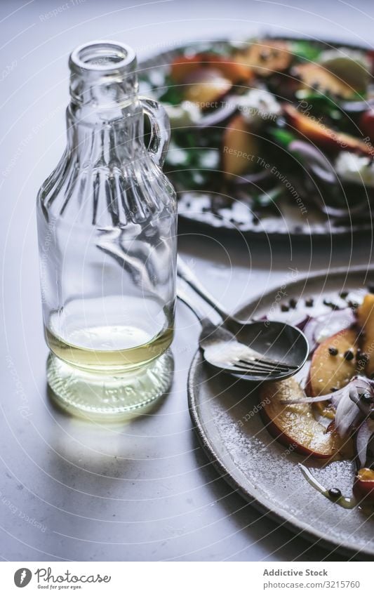 Salat mit Nektarinen und knusprigen Linsen Salatbeilage Pfirsich Zwiebel Tomate Kirsche Käse Paprika Scheibe Salz rot schwarz Lebensmittel Gewürz Vegetarier