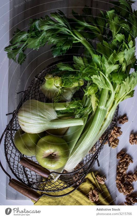 Grünes Gemüse, Früchte und Nüsse zum Kochen Apfel Sellerie Fenchel Walnussholz Lebensmittel Korb grün roh Vegetarier lecker Gesundheit frisch geschmackvoll