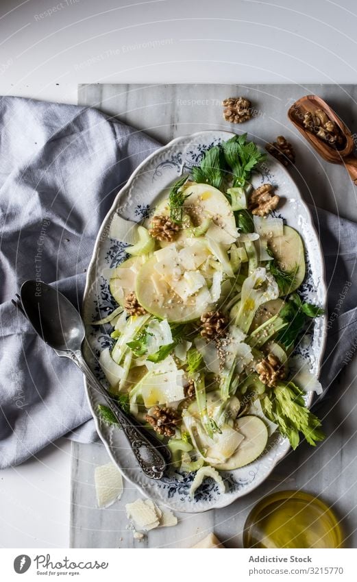 Gourmet-Salat mit Früchten, Käse und Nüssen Salatbeilage Apfel Parmesan Walnussholz Sellerie Erdöl Scheibe Lebensmittel Vegetarier lecker Gesundheit frisch