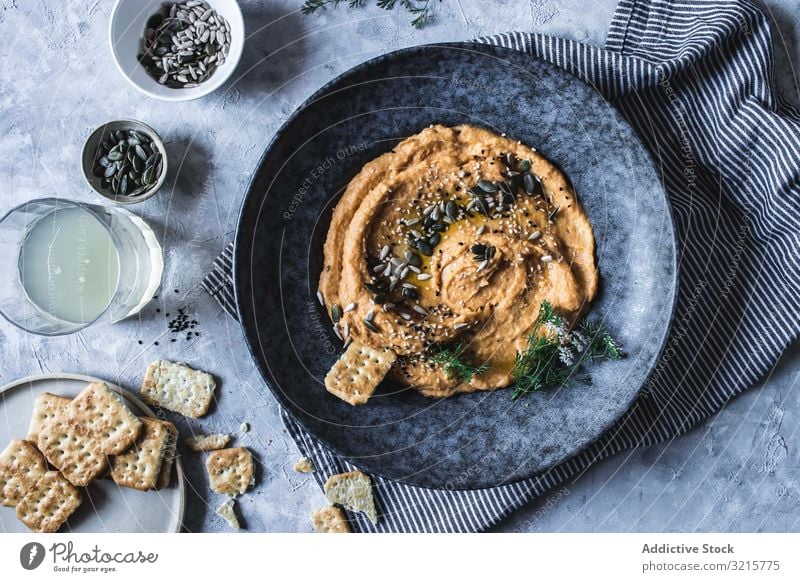 Gebackene Karotten Hummus Kichererbsen Cracker Möhre Samen Dill Lebensmittel lecker Vegetarier Gesundheit orange Essen eintunken. Amuse-Gueule frisch Veganer