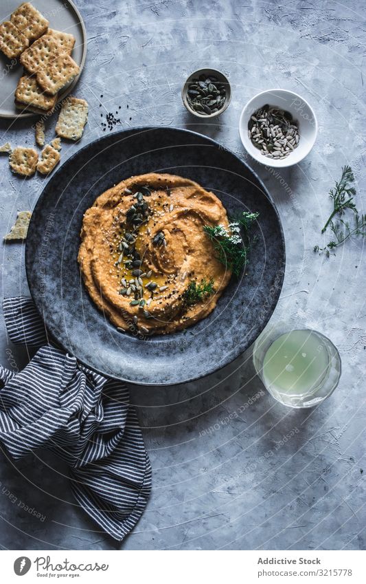 Gebackene Karotten Hummus Kichererbsen Cracker Möhre Samen Dill Lebensmittel lecker Vegetarier Gesundheit orange Essen eintunken. Amuse-Gueule frisch Veganer