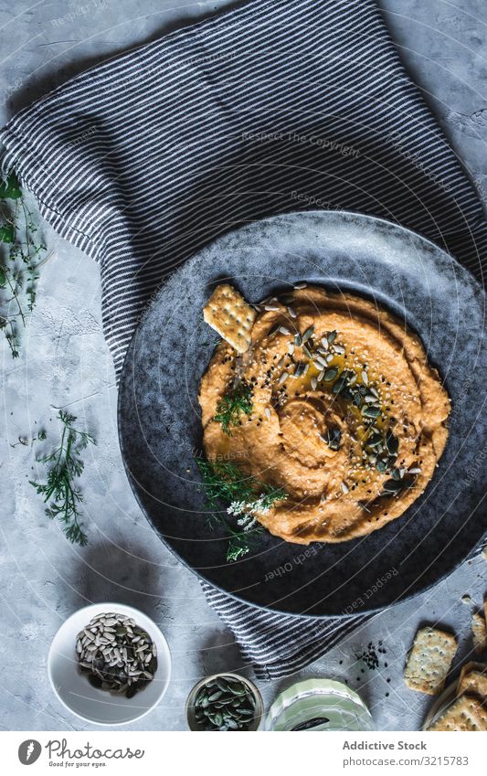 Gebackene Karotten Hummus Kichererbsen Cracker Möhre Samen Dill Lebensmittel lecker Vegetarier Gesundheit orange Essen eintunken. Amuse-Gueule frisch Veganer