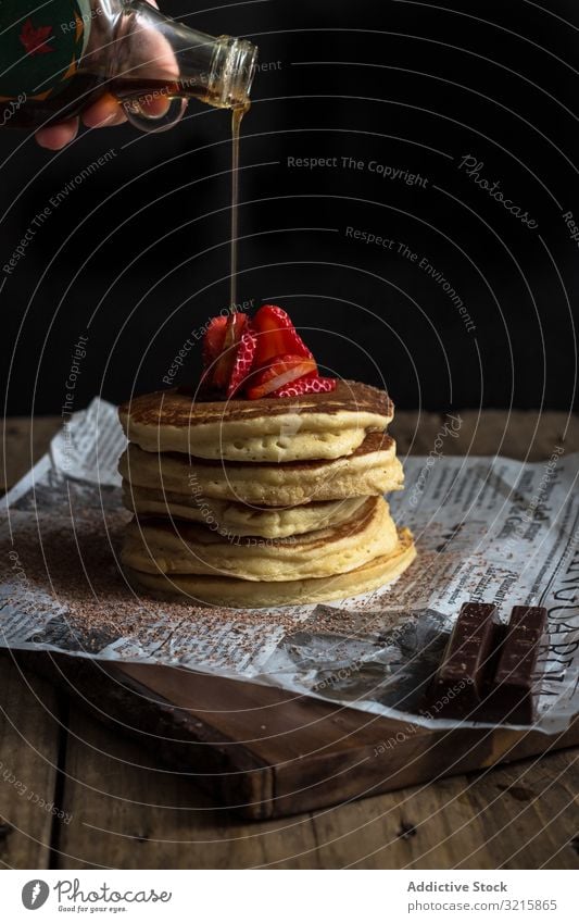 Pfannkuchen mit Erdbeeren und Schokolade in Sirup Belag Frühstück Garnierung geschmackvoll vorbereiten rot Lebensmittel Feinschmecker süß Mahlzeit lecker