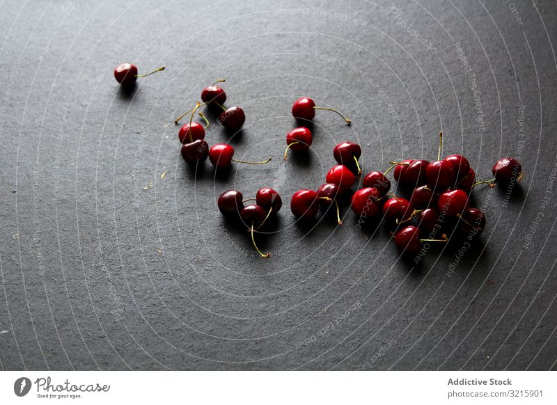 Glänzend reife rote Kirschen auf schwarzem Hintergrund lecker süß natürlich lebhaft fleischig farbenfroh Ernte Vegetarier saftig Dessert geschmackvoll Frucht