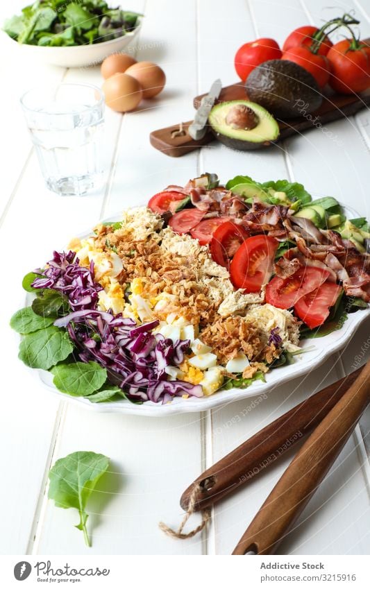 Gemüse mit Fleisch und Käse Teller Speise Lebensmittel Tisch serviert geschnitten frisch organisch natürlich Tomate Speck Hähnchen Kohlgewächse Avocado Mahlzeit