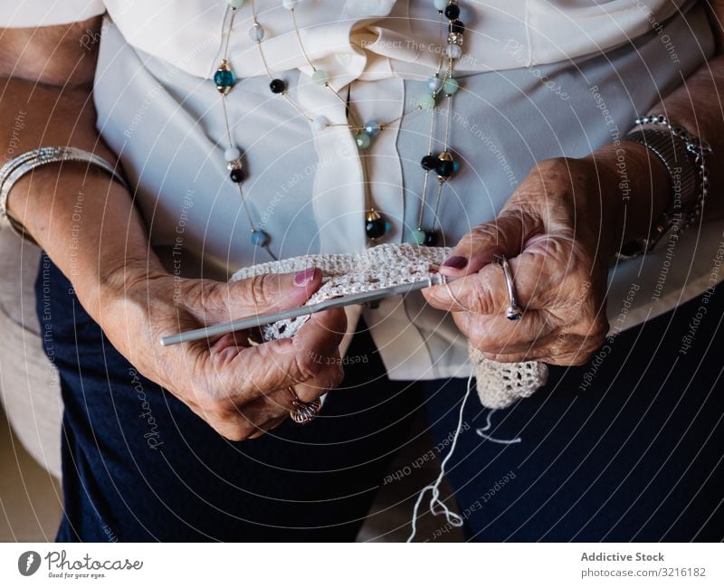 Ältere Frau strickt häkeln gealtert stricken Hobby Garn heimwärts Erfahrung Weisheit handgefertigt Großmutter Aufmerksamkeit Großeltern Generation Senior älter