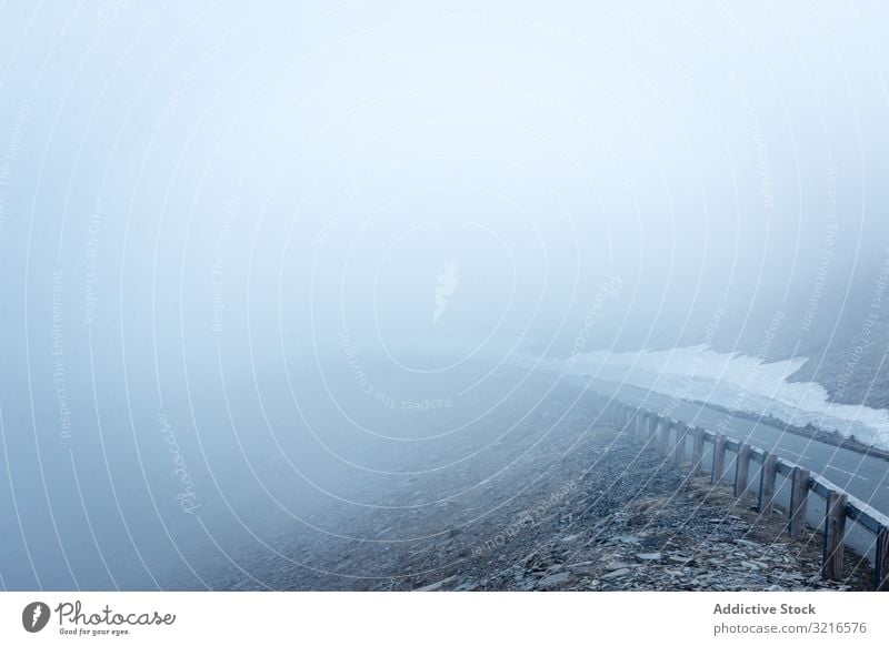 Nebel über asphaltierter Bergstraße Straße Berge u. Gebirge Asphalt Wetter dick Berghang Hügel Natur Landschaft Gelände reisen Ausflug Reise Dunst vage Autobahn