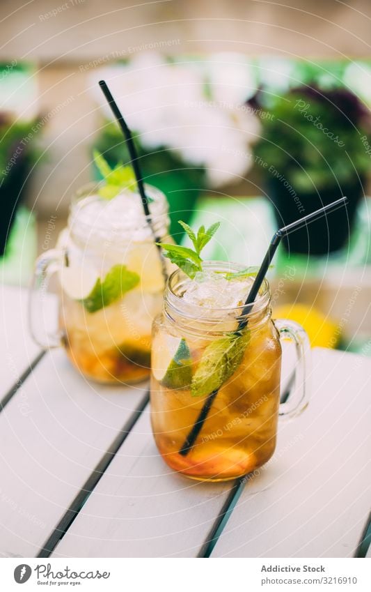 Mojitos im Steinmetzgefäß auf Holztisch Alkohol Hintergrund Barmann Barkeeper Getränk Bokeh Cocktail kalt trinken Lebensmittel frisch Garnierung Eis Kalk