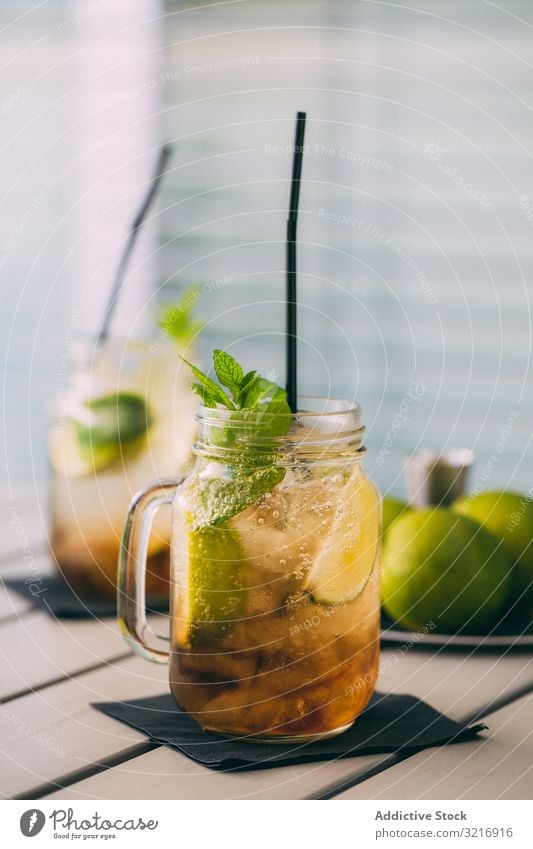 zwei Mojitos in Steinmetzgefäß auf Holztisch Alkohol Hintergrund Barmann Barkeeper Getränk Bokeh Cocktail kalt trinken Lebensmittel frisch Garnierung Eis Kalk