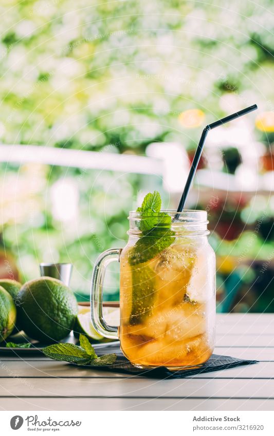 Mojito im Steinmetzkrug Alkohol Hintergrund Barmann Barkeeper Getränk Bokeh Cocktail kalt trinken Lebensmittel frisch Garnierung Eis Kalk Maurerglas Minze