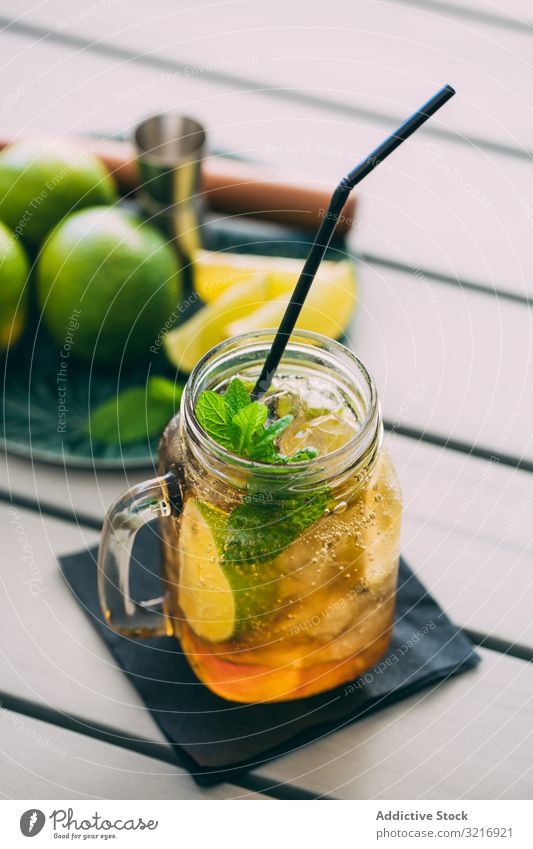 Mojito im Steinmetzkrug Alkohol Hintergrund Barmann Barkeeper Getränk Bokeh Cocktail kalt trinken Lebensmittel frisch Garnierung Eis Kalk Maurerglas Minze