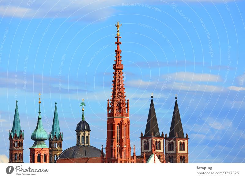 Würzburg Tourismus Ausflug Sightseeing Städtereise Sonne Wetter Schönes Wetter Stadt Hauptstadt Stadtzentrum Altstadt Skyline Kirche Dom Turm Bauwerk