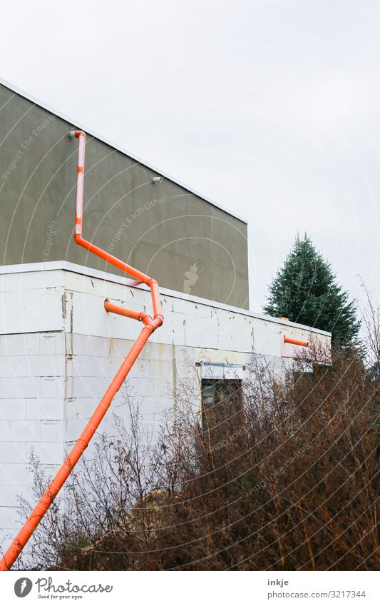 Provisorische Dachentwässerung Haus Hausbau Handwerk Baustelle Menschenleer Einfamilienhaus Gebäude Ferienhaus Fassade Regenrohr Röhren Abzweigung Umleitung