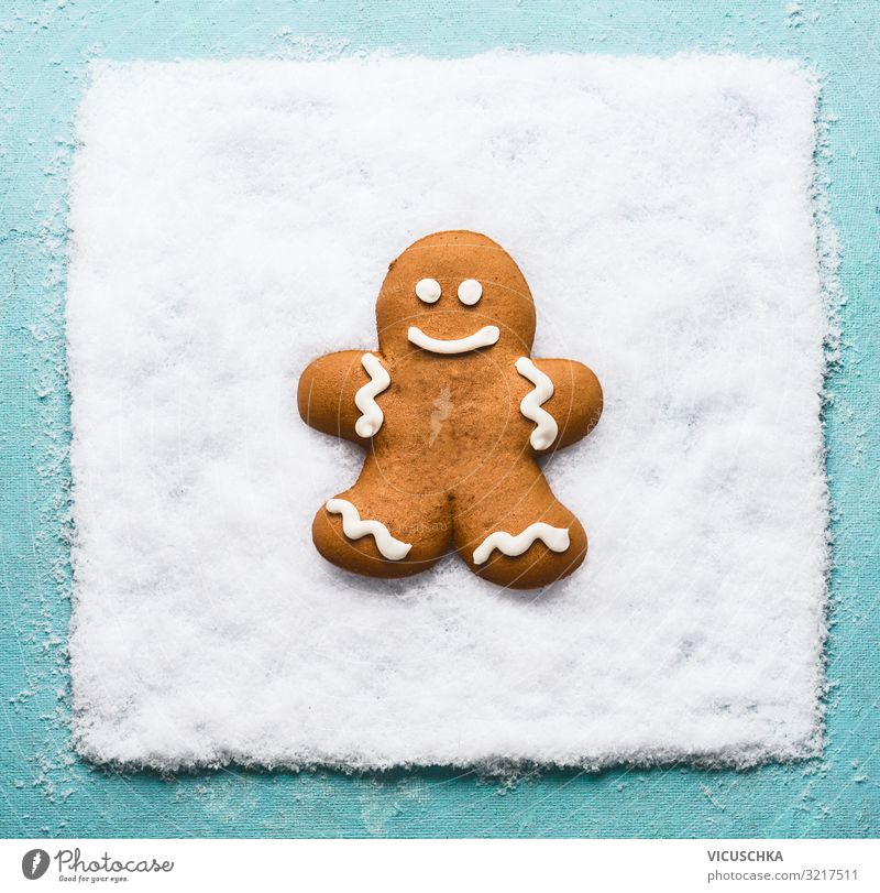 Lebkuchenmännchen auf Schnee. Ernährung Design Freude Winter Weihnachten & Advent Tradition Hintergrundbild grinsen Symbole & Metaphern Lebkuchenmann