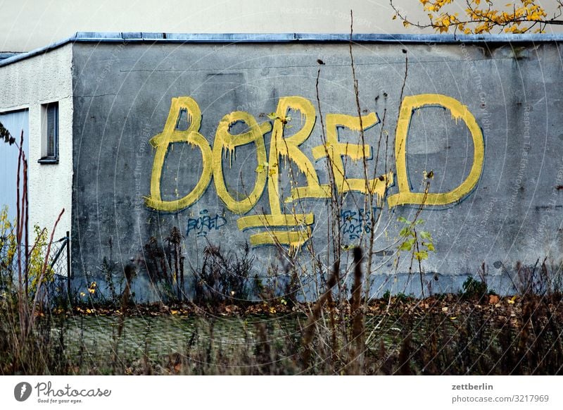 Bored bored Langeweile Berlin Großstadt sozial Stadt Szene Umgebung Stadtleben Vorstadt Graffiti taggen Schlagwort Wort Tagger Vandalismus Schriftzeichen