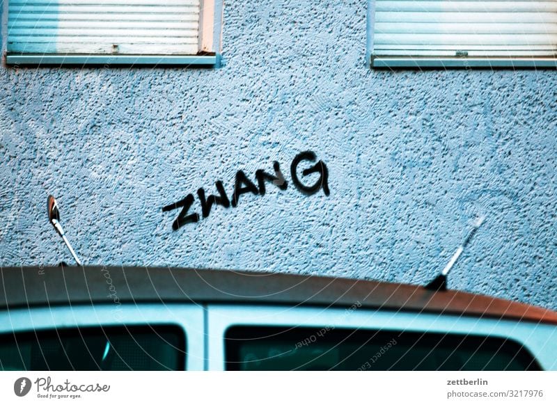 ZWANG Berlin Großstadt sozial Stadt Szene Umgebung Stadtleben Vorstadt Schriftzeichen Beschriftung Graffiti taggen Wort Vandalismus Tagger gesprüht sprühen Wand