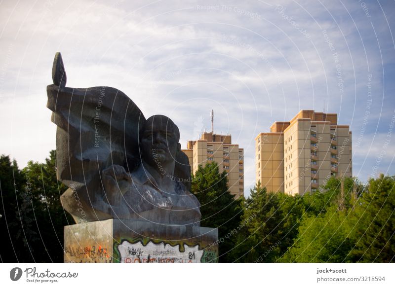 Kopf aus Bronze mit Plattenbau Skulptur DDR Himmel Sommer Prenzlauer Berg Sehenswürdigkeit Denkmal Graffiti Stil Platz Erinnerung Schatten Silhouette