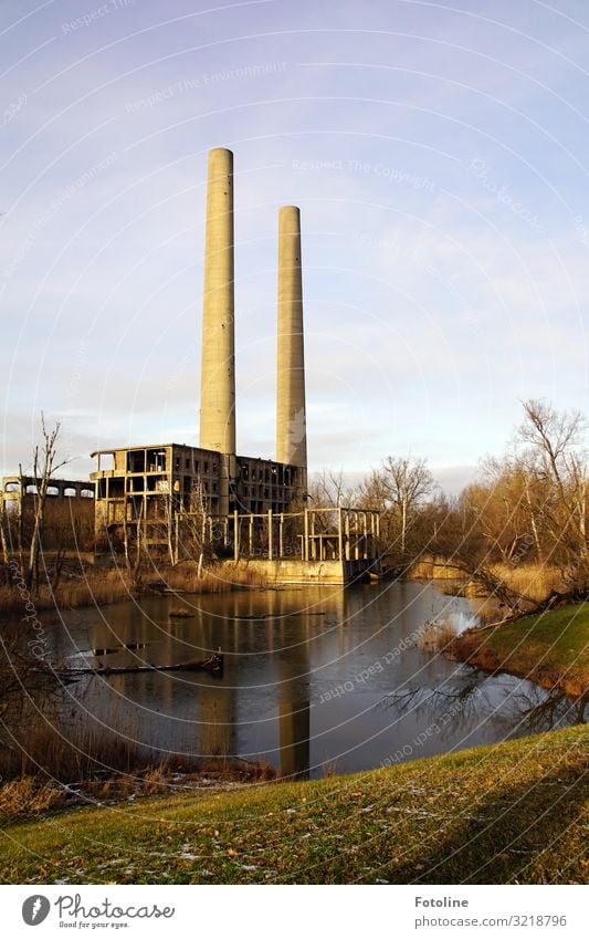 Altes Kraftwerk Umwelt Natur Landschaft Pflanze Urelemente Erde Wasser Himmel Wolken Winter Baum Gras Wiese See Menschenleer Haus Industrieanlage Fabrik Ruine