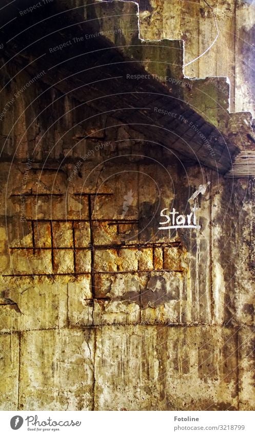 Start Industrieanlage Fabrik Ruine Mauer Wand Treppe Zeichen Schriftzeichen alt braun schwarz lost places Verfall weiß Pfeil Stein hoch Mauerstein Farbfoto