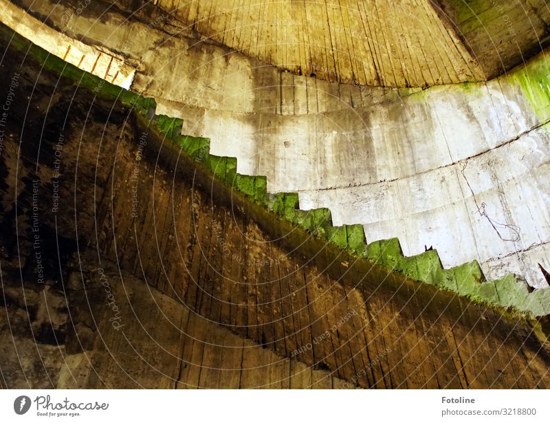 Aufwärts Haus Industrieanlage Fabrik Ruine Mauer Wand Treppe alt heiß braun grau grün Stromkraftwerke lost places Verfall Steinwand Farbfoto Gedeckte Farben