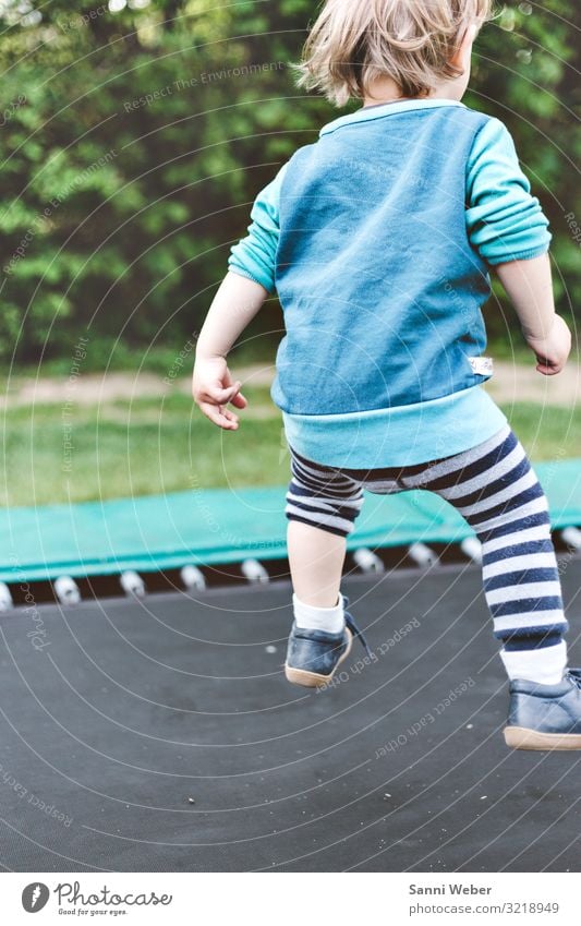 Trampolin springen Mensch maskulin Junge Kindheit 1 3-8 Jahre Natur Sommer Schönes Wetter Pflanze Baum Sträucher Grünpflanze Park Wald Hose Pullover Schuhe