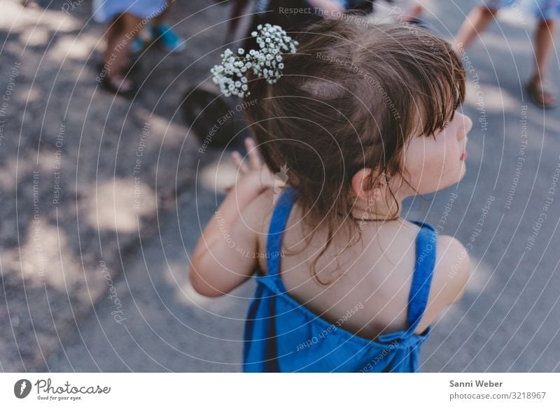 Blumenmädchen Spielen Abenteuer Sommer Sonne Feste & Feiern Hochzeit feminin Kind Mädchen Kindheit Kopf Haare & Frisuren 1 Mensch 1-3 Jahre Kleinkind