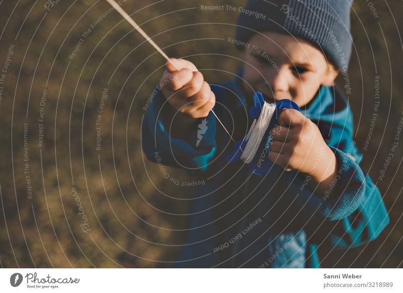 Drachen steigen 1 Kindererziehung Bildung Kindergarten Mensch Kleinkind Junge 3-8 Jahre Kindheit Jacke Mütze blond Bewegung fliegen Blick blau Lenkdrachen