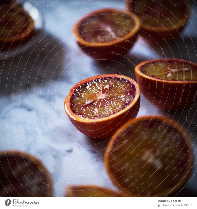 Auf dem Tisch geschnittene Orangen Blutorange Frucht Gesundheit Serviette Saft Diät Glas Scheibe Zitrusfrüchte Getränk frisch Vitamin Veganer Vegetarier