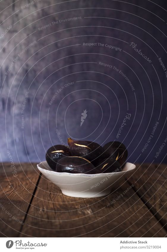 Schale mit frischen Feigen auf dem Tisch Schalen & Schüsseln reif gealtert hölzern Wand blau Frucht Lebensmittel Gesundheit Diät Snack organisch Dessert