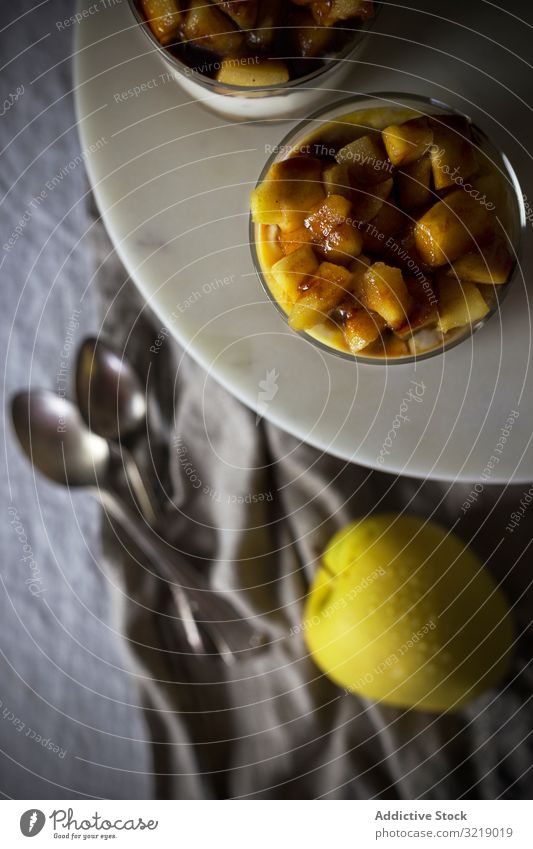 Becher mit Apfel-Dessert Tasse Teller Stoff Frucht lecker Feinschmecker Lebensmittel selbstgemacht süß Snack Glas Spielfigur geschmackvoll organisch natürlich