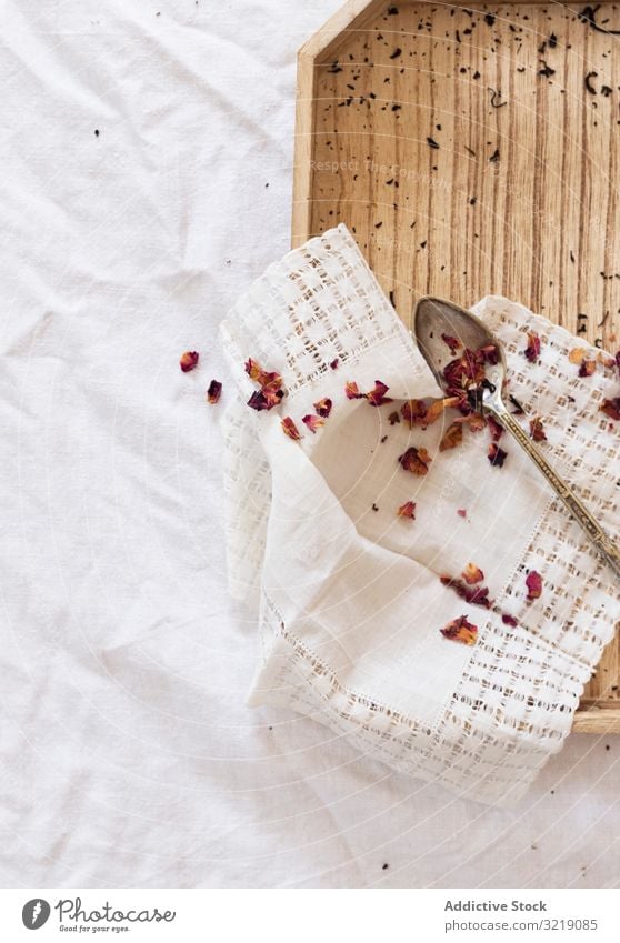 Getrockneter Tee und Blütenblätter auf Tablett Blütenblatt Blatt getrocknet Serviette Gewebe weiß Aroma natürlich organisch Kraut Gesundheit frisch Pflanze