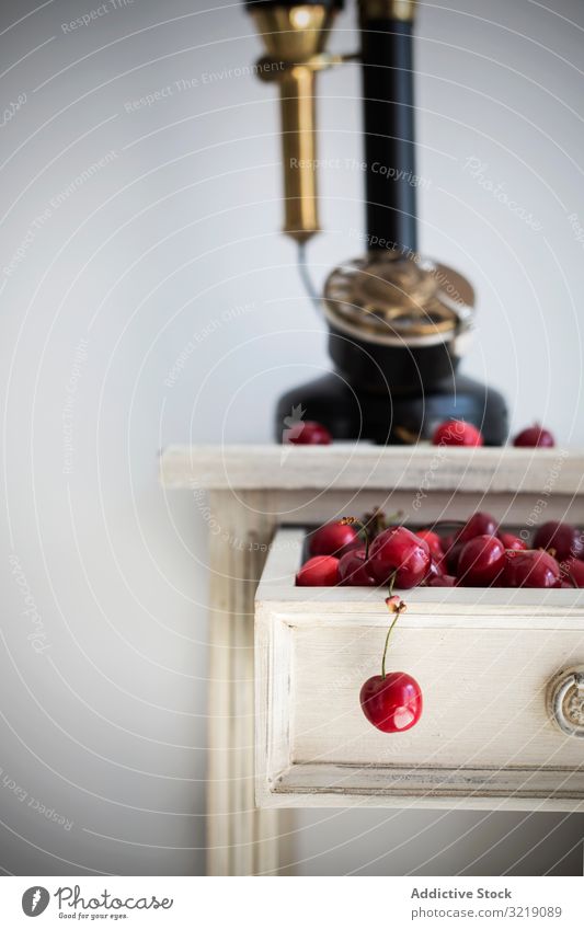 Frische Kirschen in der Schublade frisch reif altehrwürdig Konzept Frucht süß Sommer Lebensmittel Dessert Haufen retro Kabinett organisch natürlich Vitamin roh