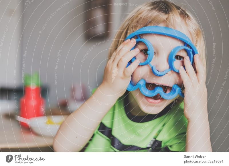 Kinder Masken Kleinkind Junge Bruder Kindheit Leben 1 Mensch 3-8 Jahre glänzend genießen lachen blond frech Freundlichkeit Fröhlichkeit lustig natürlich wild