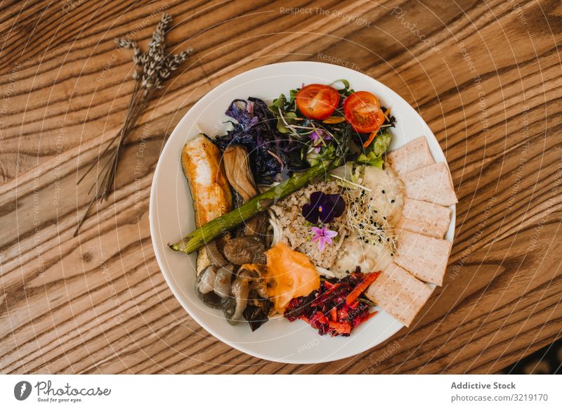 Appetitanregende Gemüse- und Brotsnacks auf dem Teller Tomaten Salat Knusprig Lebensmittel frisch Frühstück Öko-Lebensmittel Abendessen Feinschmecker