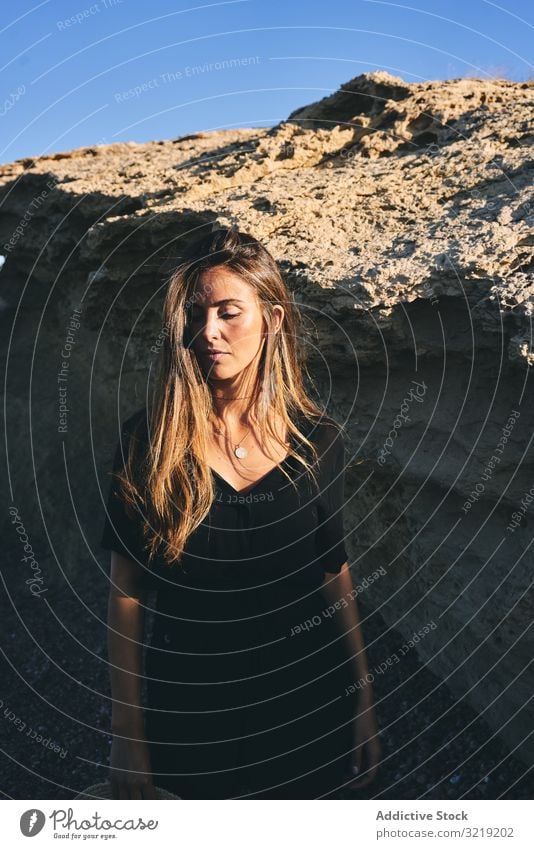 Sinnlich nachdenkliche Frau mit Blick nach unten Model sinnlich besinnlich Hügel Natur stylisch jung attraktiv schön hübsch Sommer natürlich elegant posierend