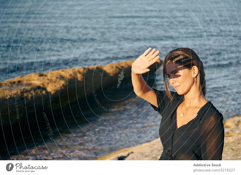 Ruhige schöne Frau genießt Sonne am Strand genießen Model Lächeln Natur stylisch jung attraktiv hübsch Sommer natürlich elegant posierend reisen Tourist