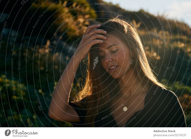 Fröhlich-schöne Frau schaut weg Model natürlich Lächeln Porträt Glück jung attraktiv lässig charmant stylisch hübsch Sonnenlicht Boho Sommer Urlaub elegant