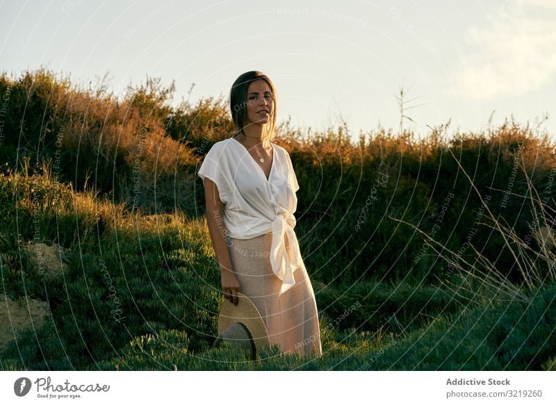 Hübsche junge Frau schaut in die Kamera Model natürlich Lächeln Porträt schön Glück Boho attraktiv lässig charmant Stil hübsch Sonnenlicht Sommer sinnlich