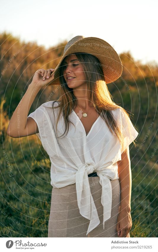 Schöne junge Frau schaut weg Model natürlich Lächeln Porträt schön Glück Boho attraktiv lässig charmant Stil hübsch Sonnenlicht Sommer sinnlich elegant