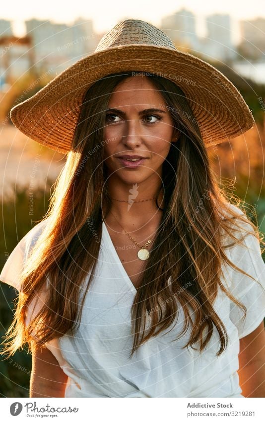 Schöne junge Frau schaut weg Model natürlich Lächeln Porträt schön Glück Boho attraktiv lässig charmant Stil hübsch Sonnenlicht Sommer sinnlich elegant