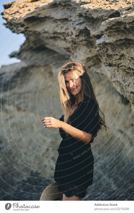 Fröhliche Frau hält Hut in der Luft Model heiter Strand Natur Lächeln stylisch jung attraktiv schön hübsch Sommer natürlich elegant posierend reisen Tourist