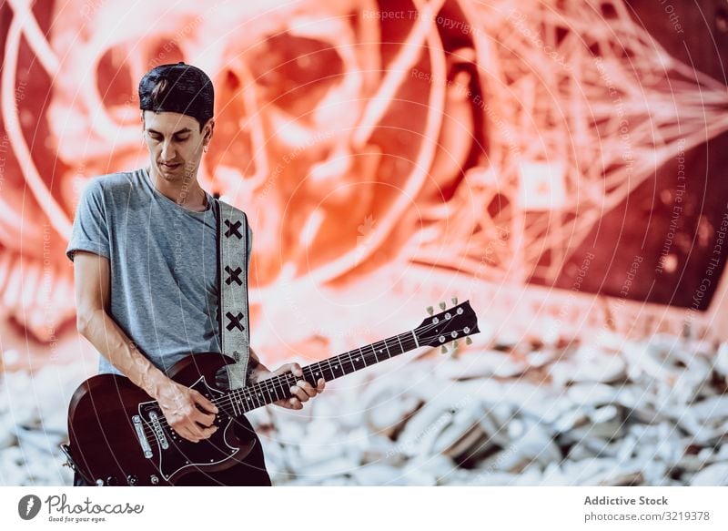 Musiker, der E-Gitarre spielt Mann Grunge elektrisch auflehnen Metall Instrument Entertainment Verlassen spielen Graffiti Schädel männlich Lifestyle Künstlerin