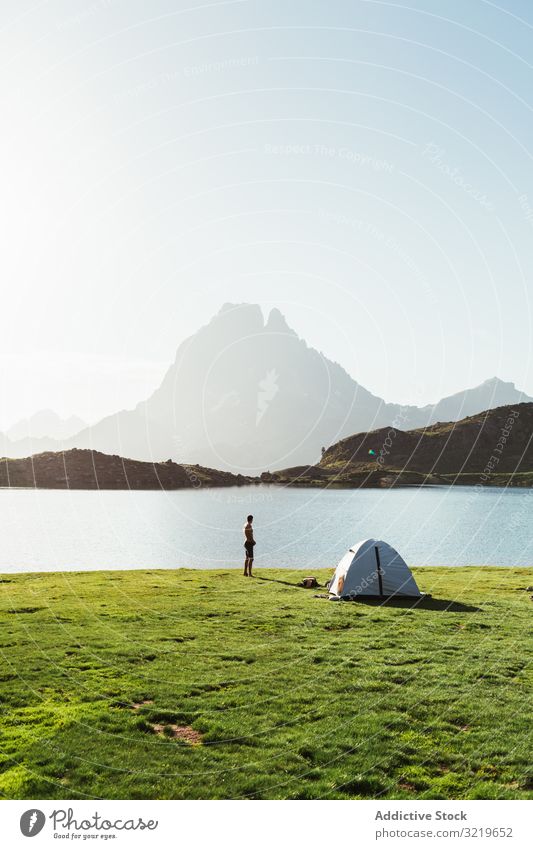 Mann beim Zelt auf dem Berg Stehen Berge u. Gebirge See Landschaft Natur Bergkette Gipfel anketten Hügel Tourismus reisen malerisch Ausflug felsig Stein Top