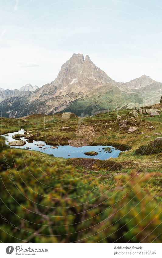 Malerische Aussicht auf den See im Berggebiet Pyrenäen Rasen reisen Berge u. Gebirge malerisch Gegend schön Windstille steinig sonnig Tag Wasser Landschaft