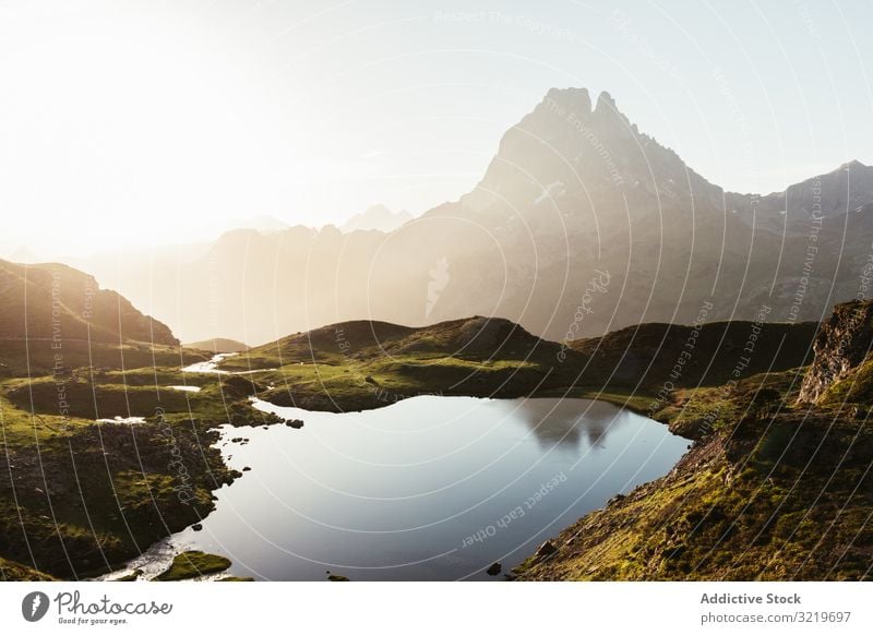 Malerische Aussicht auf den See im Berggebiet Pyrenäen Rasen reisen Berge u. Gebirge malerisch Gegend schön Windstille steinig sonnig Tag Wasser Landschaft