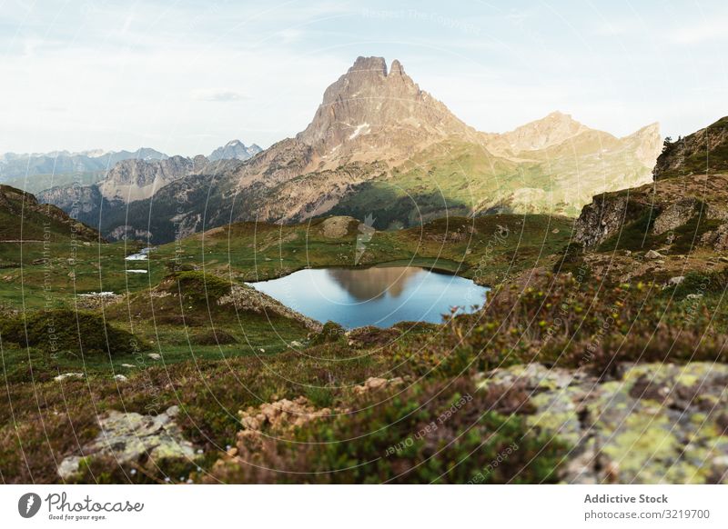 Malerische Aussicht auf den See im Berggebiet Pyrenäen Rasen reisen Berge u. Gebirge malerisch Gegend schön Windstille steinig sonnig Tag Wasser Landschaft