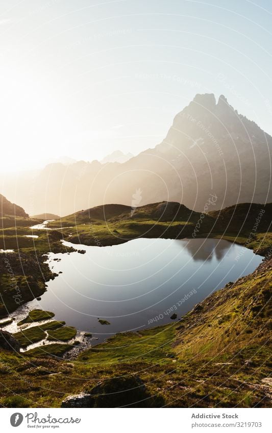 Malerische Aussicht auf den See im Berggebiet Pyrenäen Rasen reisen Berge u. Gebirge malerisch Gegend schön Windstille steinig sonnig Tag Wasser Landschaft