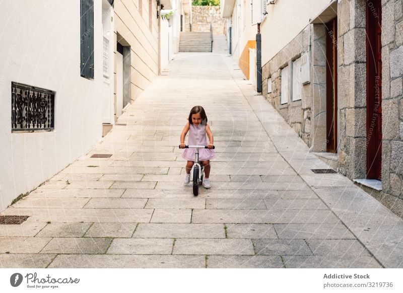 Mädchen auf dem Fahrrad in enger Straße Lächeln Sommer Glück Spaß Sport Großstadt heiter Tag aktiv Kindheit urban Radfahrer Reiten Feiertag Lifestyle freudig