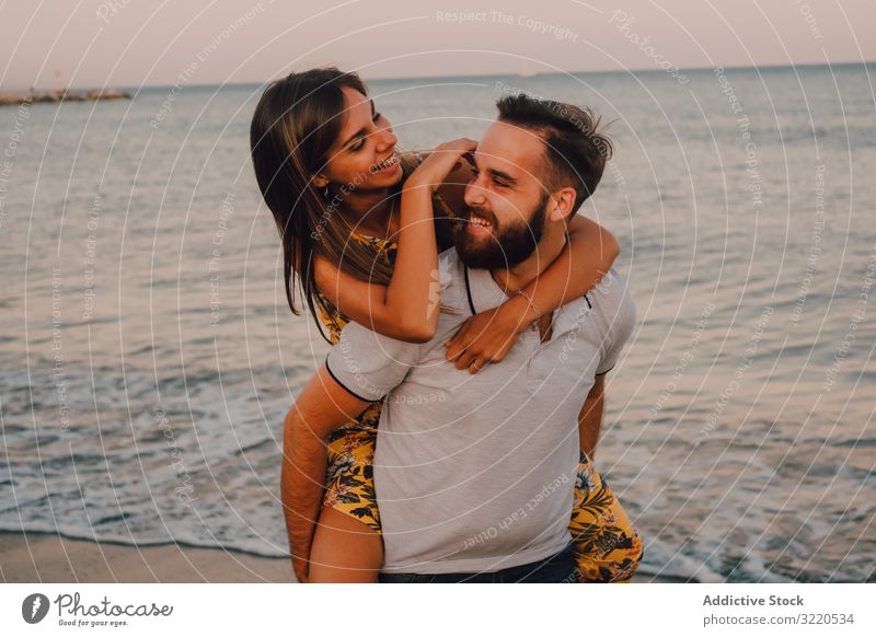 Verliebter Mann trägt Frau auf Armen am Sandstrand Paar laufen Seeküste lieblich amourös romantisch Liebe Strand Glück Zusammensein Urlaub Partnerschaft