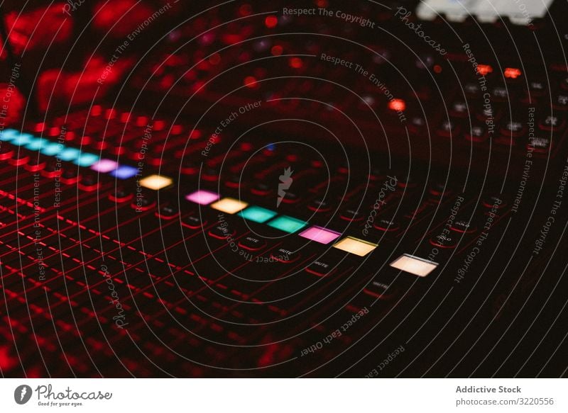 DJ-Musiktafel mit Leuchttasten im Club Konsole Instrument Schaltfläche stereo Gerät Audio Mixer dj Lautstärke professionell Panel Niveau Klang Equalizer